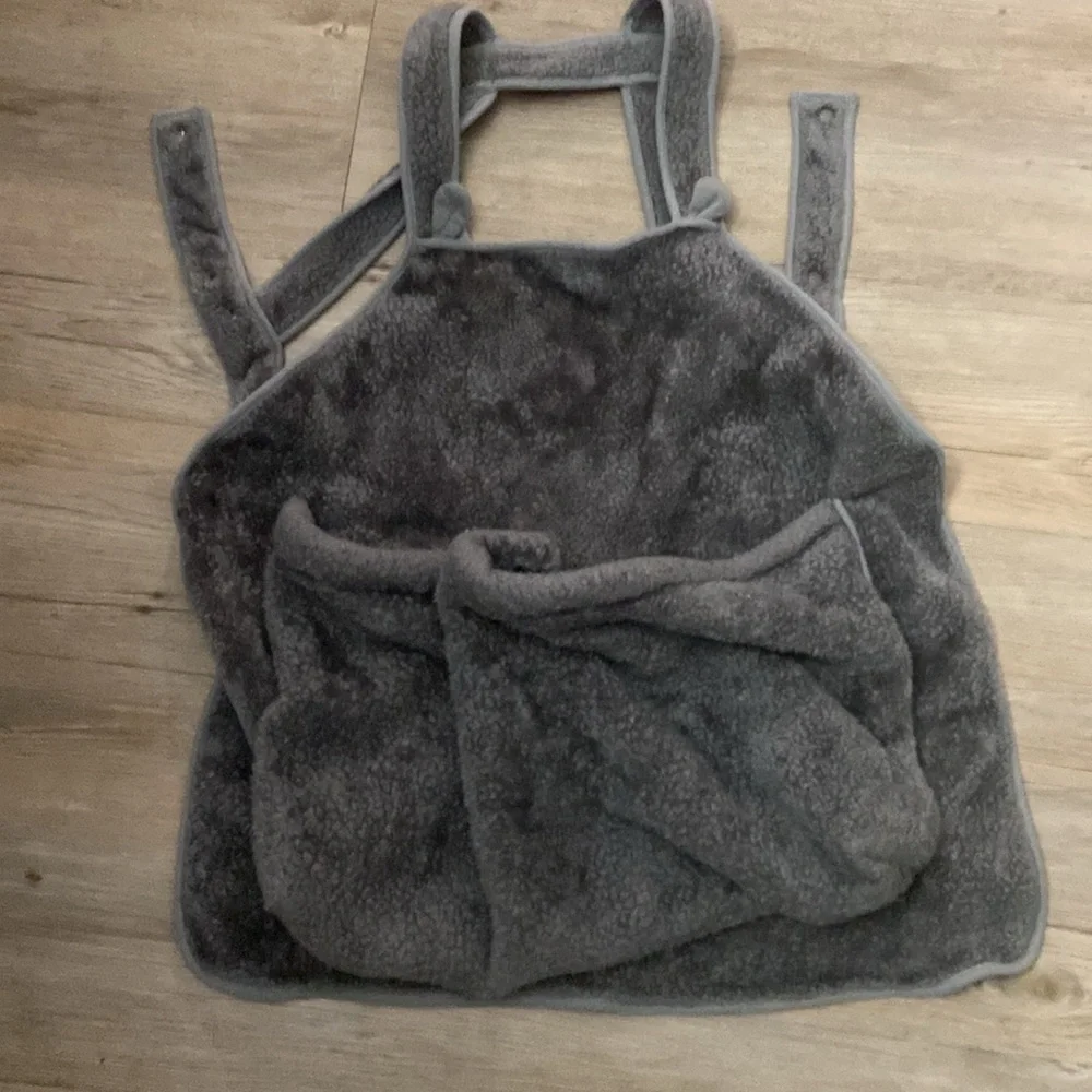 Cool cat pouch to carry around your favorite cat! Soft!